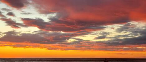Beach nearby, white sand, beach towels
