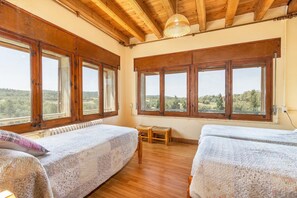 4 bedrooms, free WiFi, bed sheets