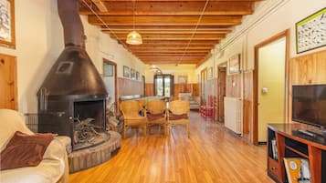 TV, caminetto, lettore DVD, tavolo da ping pong