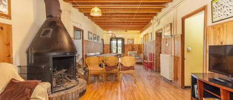 TV, caminetto, lettore DVD, tavolo da ping pong