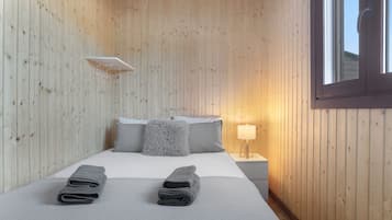 3 slaapkamers, een strijkplank/strijkijzer, gratis wifi, beddengoed