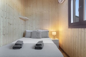 A room with a bed, pillows, a bedside table with a lamp, and a window. - Villa 'Fatema' with Private Pool, Wi-Fi, and Air Conditioning (Conil de la Frontera)