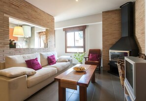 TV, fireplace, DVD player, stereo