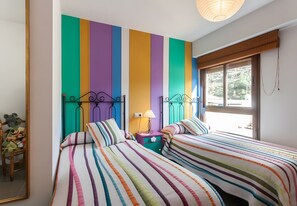 4 bedrooms, iron/ironing board, bed sheets