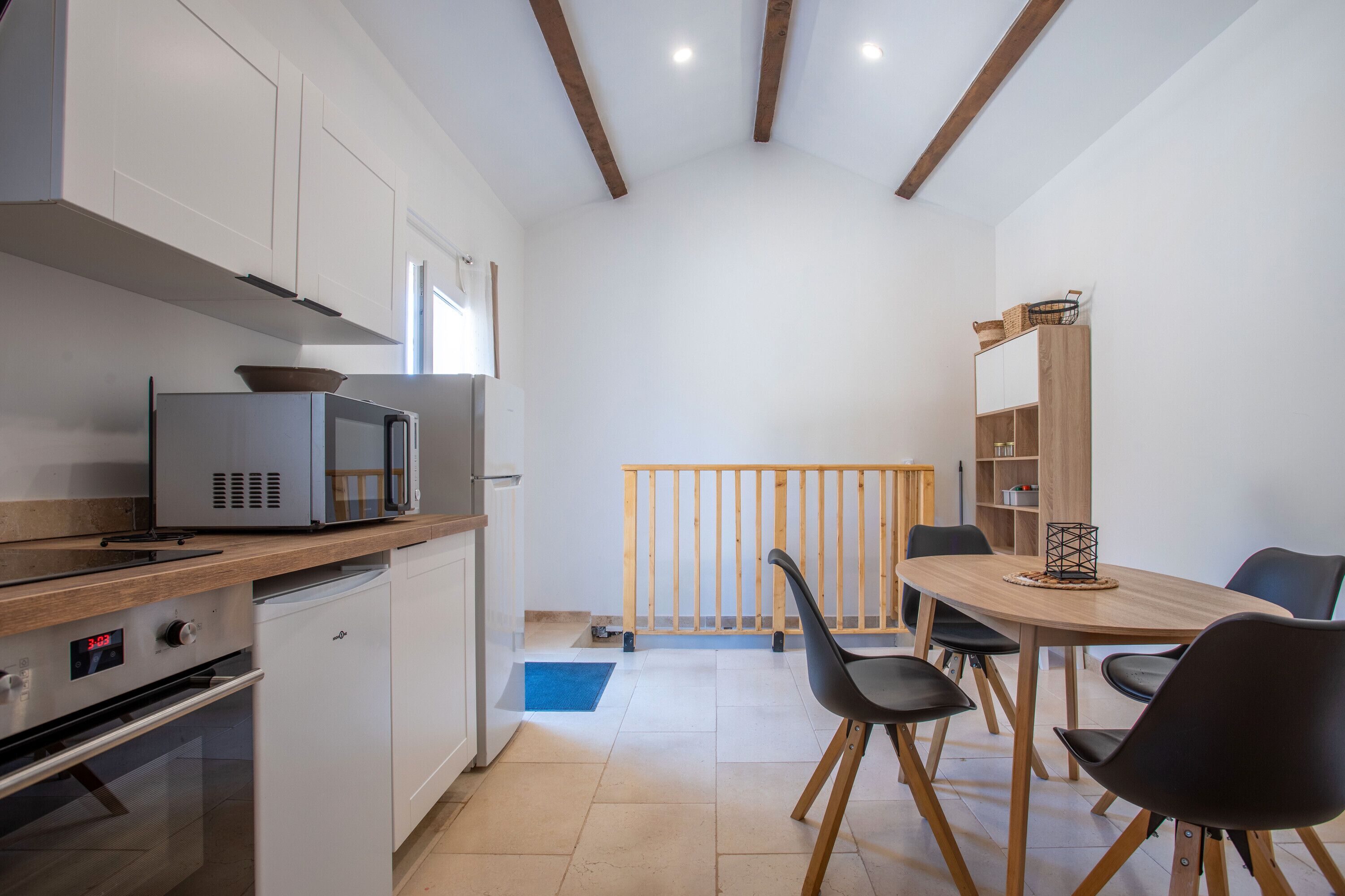 Réfrigérateur, four, plaque de cuisson, cafetière/bouilloire