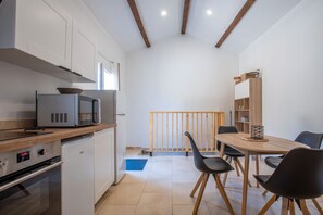 Réfrigérateur, four, plaque de cuisson, cafetière/bouilloire