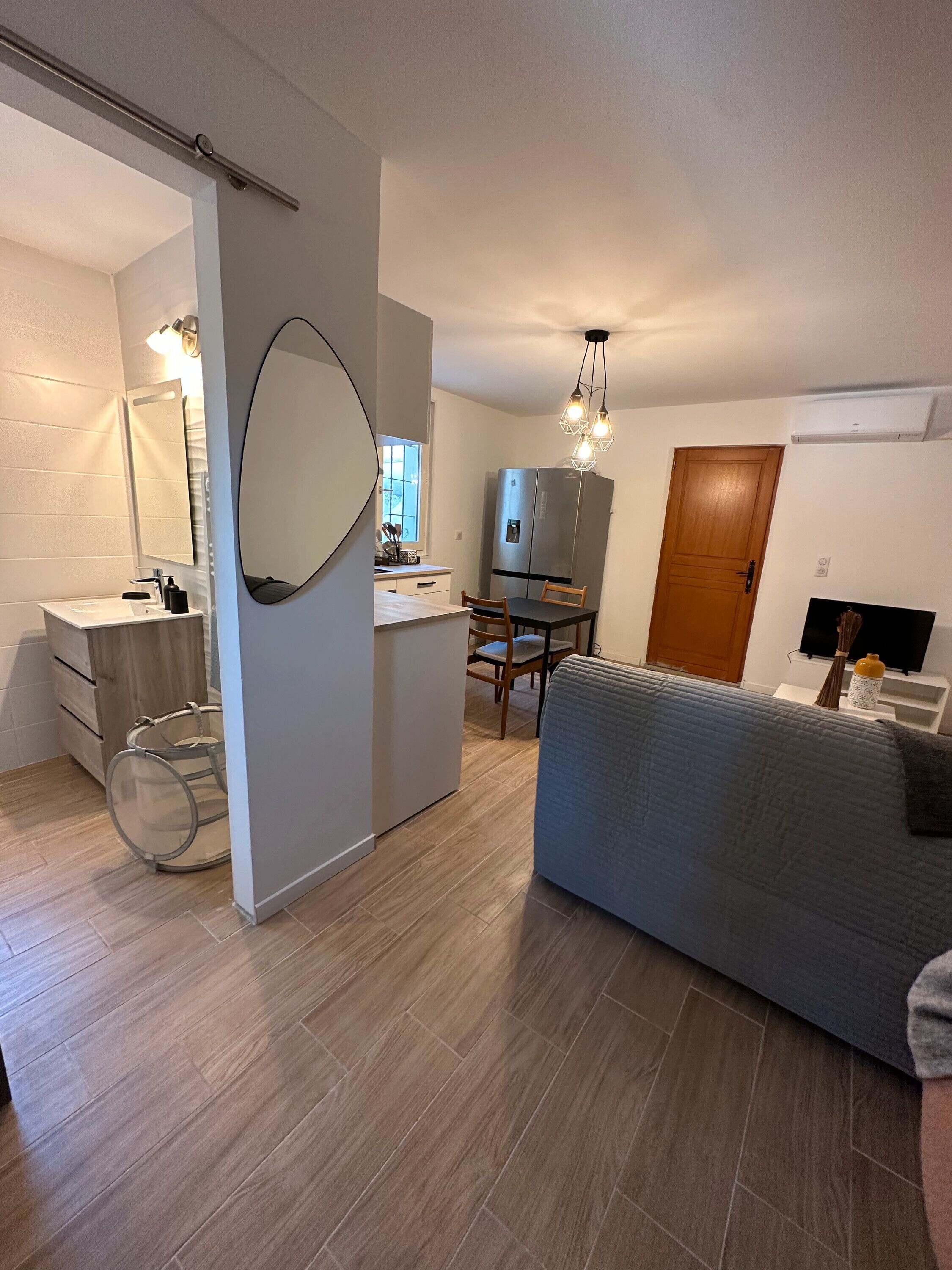 Televisión y chimenea 