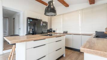 Réfrigérateur, micro-ondes, four, plaque de cuisson