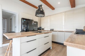 Een koelkast, een microgolfoven, een oven, een kookplaat