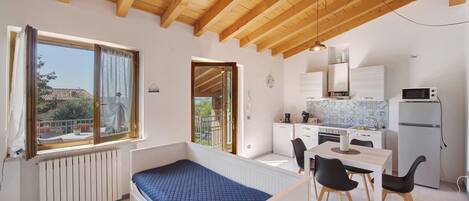 Een koelkast, een microgolfoven, een oven, een kookplaat