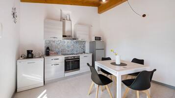 Een koelkast, een magnetron, een oven, een kookplaat