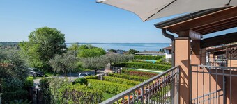 Holiday Home 'Appartamenti Villa Fiorito' with Lake View, Wi-Fi and Air Conditioning