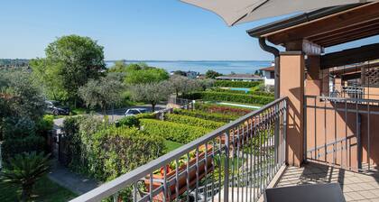 Holiday Home 'Appartamenti Villa Fiorito' with Lake View, Wi-Fi and Air Conditioning