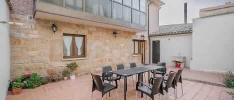 تناول الطعام بالخارج