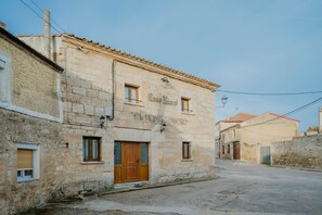 A stone building with a wooden door and windows, labeled 'El Humilladero.' - Country House 'El Humilladero' with Private Terrace (Sasamón)