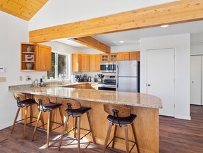 冷蔵庫、電子レンジ、オーブン、コンロ