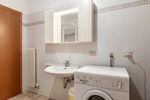 Een douche, een haardroger, handdoeken