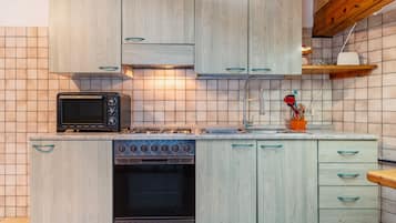 Frigorifero, forno, piano cottura, pentole/stoviglie/utensili