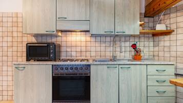 Kühlschrank, Ofen, Herdplatte, Kochgeschirr/Geschirr/Besteck