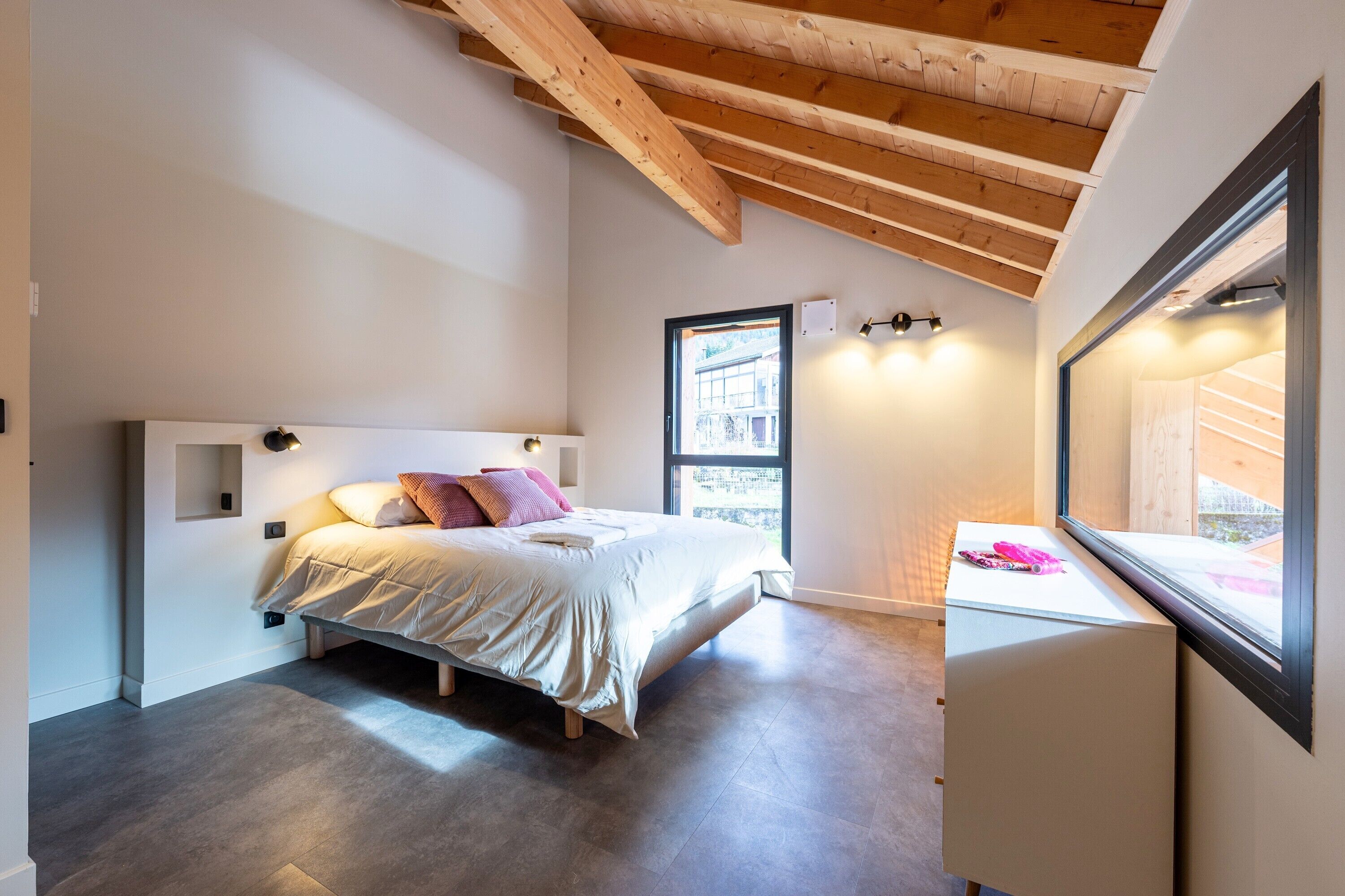 5 bedrooms, iron/ironing board, free WiFi, bed sheets