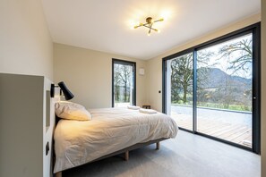 5 slaapkamers, een strijkplank/strijkijzer, gratis wifi, beddengoed