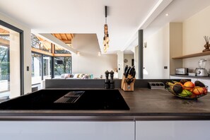 Refrigerador, microondas, horno, placa de cocina