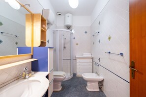 Douche, sèche-cheveux, serviettes fournies