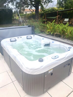 Outdoor spa tub - Room 'Chambre A' with Shared Pool, Wi-Fi and Air Conditioning (Ribérac)