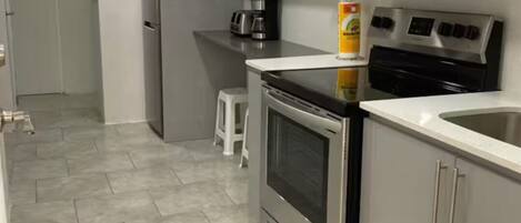 Een magnetron, een oven, een kookplaat, een vaatwasser