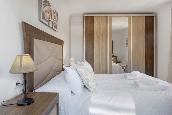 4 chambres, fer et planche à repasser, Wi-Fi gratuit, draps fournis