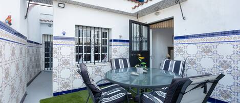 تناول الطعام بالخارج