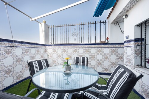 Apartment 'La Rosa De Oro' with Private Terrace, Wi-Fi and Air Conditioning