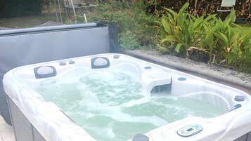 Bain à remous extérieur