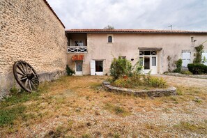 Exterior - Room 'Chambre B' with Shared Pool, Wi-Fi and Air Conditioning (Ribérac)