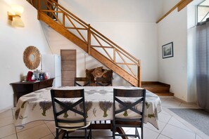 Interior - Room 'Chambre B' with Shared Pool, Wi-Fi and Air Conditioning (Ribérac)