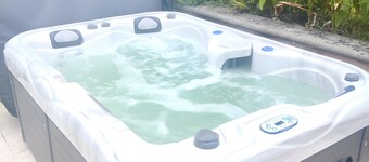 Guest House 'Chambre C' with Shared Pool, Wi-Fi and Air Conditioning