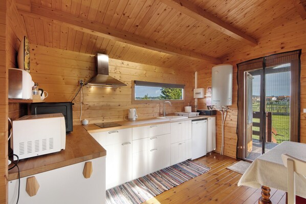 Fridge, microwave, oven, stovetop - Cottage 'Casa Da Lagoa Pateira' with Private Pool, Wi-Fi and Air Conditioning (Fermentelos)