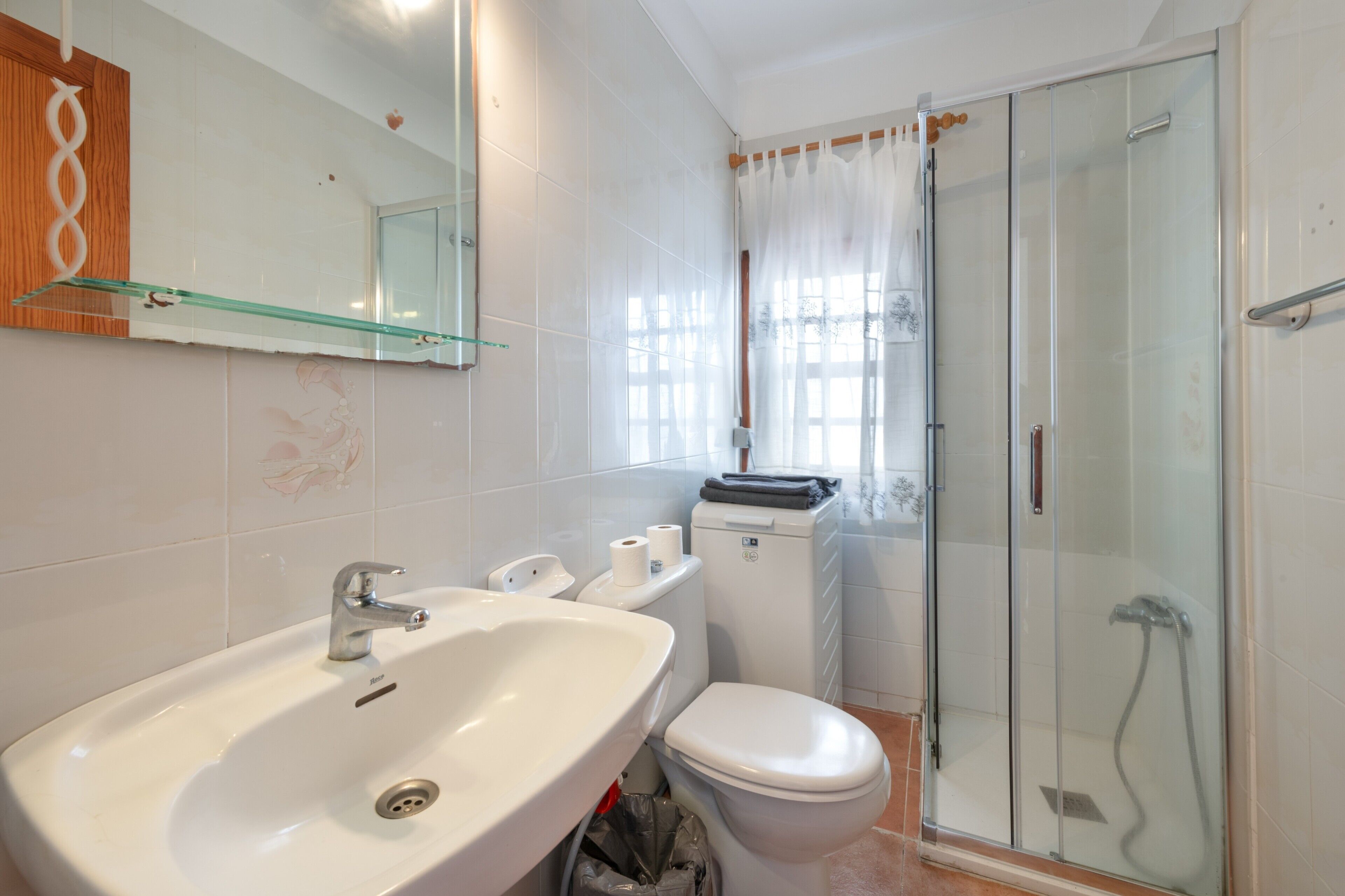 Een douche, handdoeken