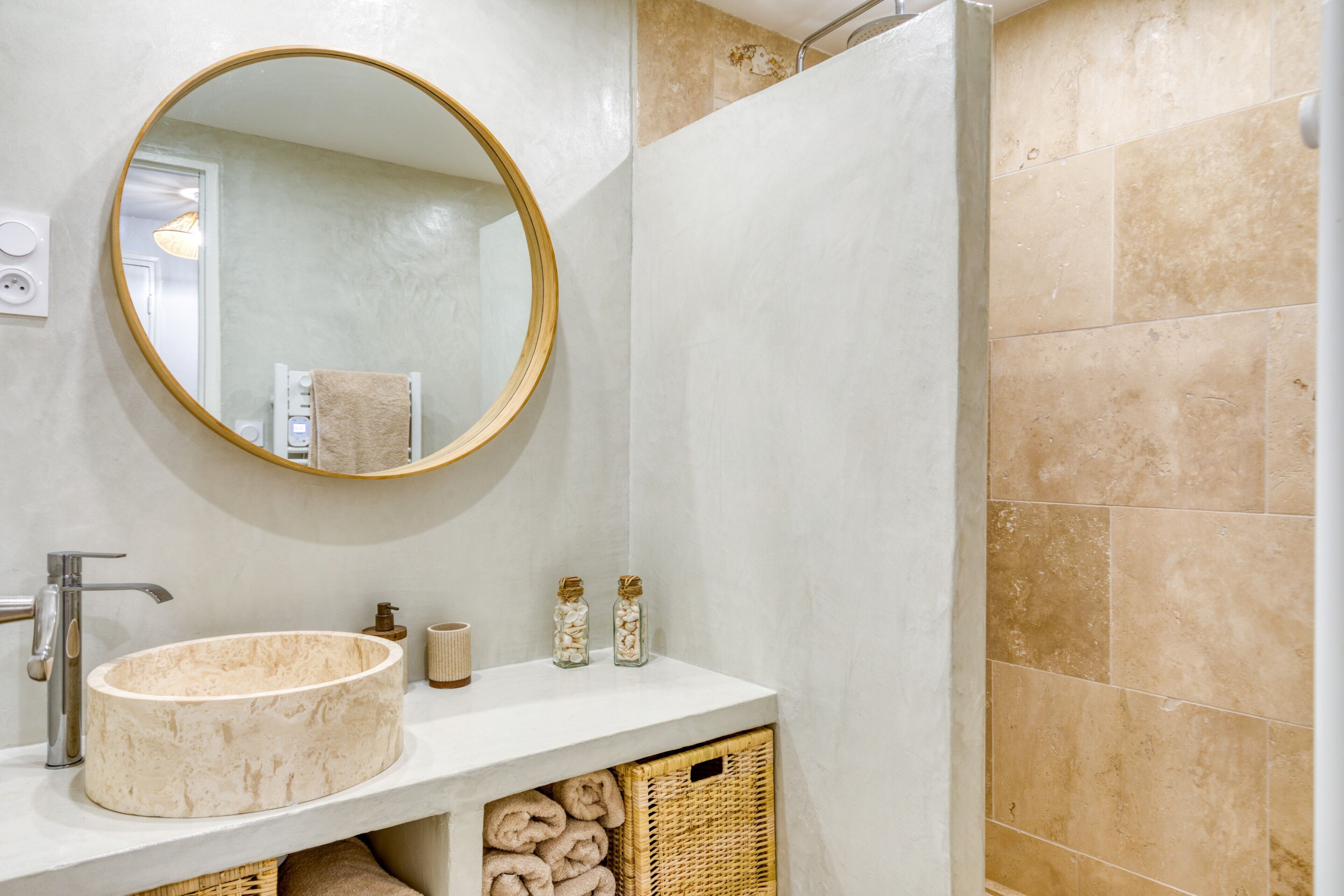 Shower, hair dryer, towels