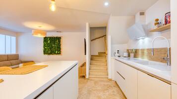 Refrigerador, microondas, horno, placa de cocina