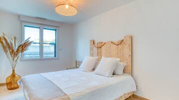 2 bedrooms, iron/ironing board, free WiFi, bed sheets