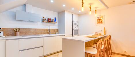 Een koelkast, een microgolfoven, een oven, een kookplaat