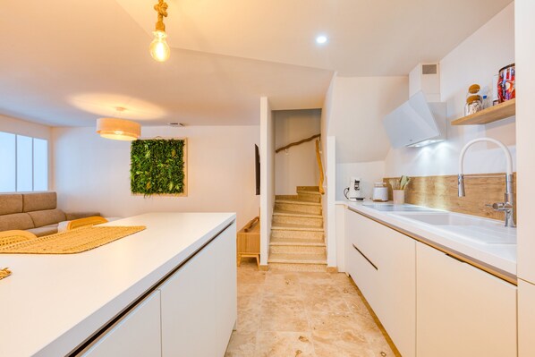 Réfrigérateur, micro-ondes, four, plaque de cuisson