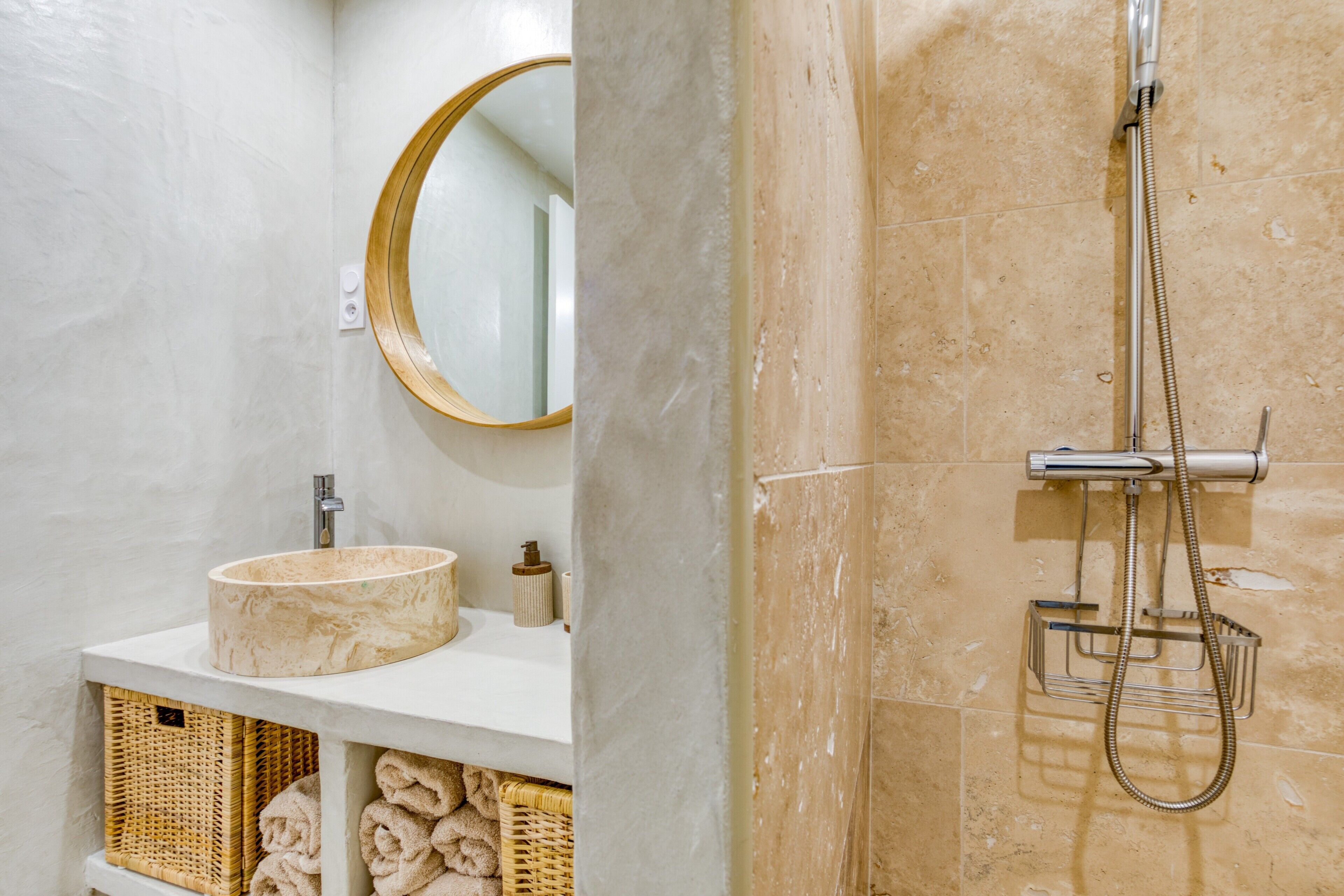 Een douche, een haardroger, handdoeken