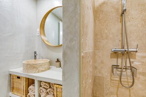 Shower, hair dryer, towels
