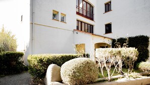 A building with a white exterior, multiple windows, and a balcony. - Apartment 'Duplex' with Sea View and Balcony (Grosseto-Prugna)
