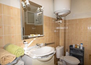 Shower, towels - Apartment 'Duplex' with Sea View and Balcony (Grosseto-Prugna)