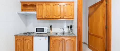 Fridge, microwave, stovetop, coffee/tea maker