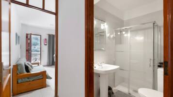 Een douche, handdoeken