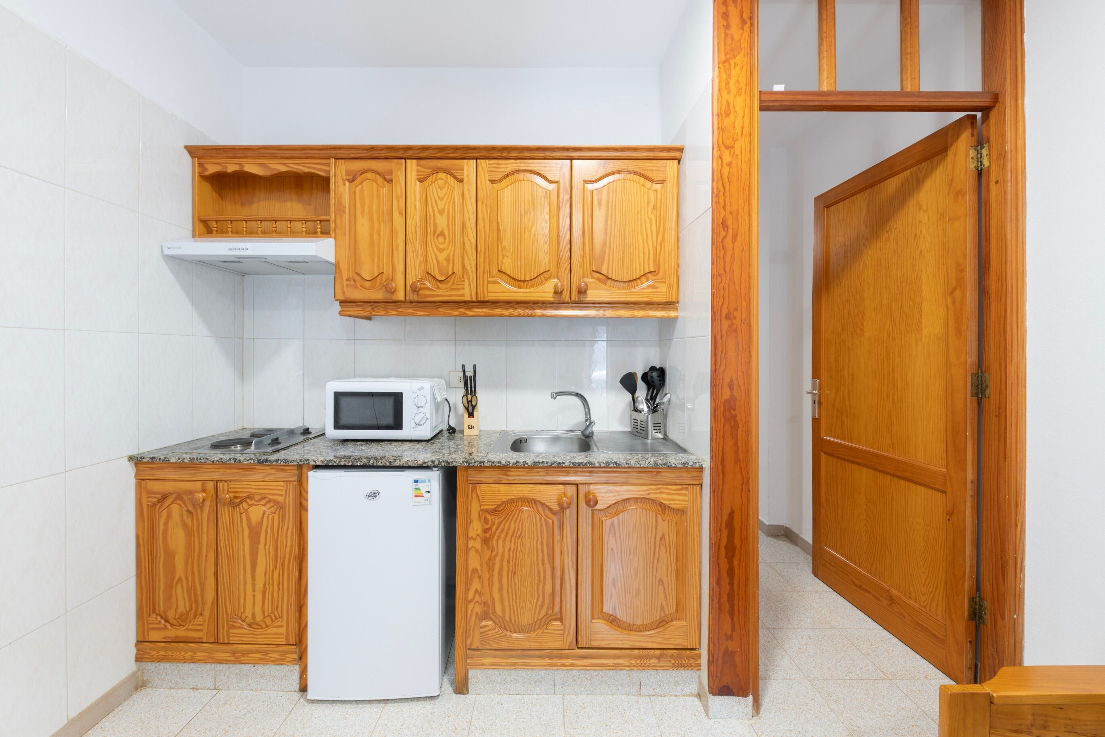 Fridge, microwave, stovetop, coffee/tea maker